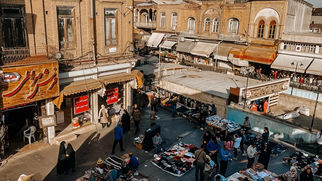 Vista aérea do mercado de Tabriz, no norte do Irã, com vendedores no meio da praça