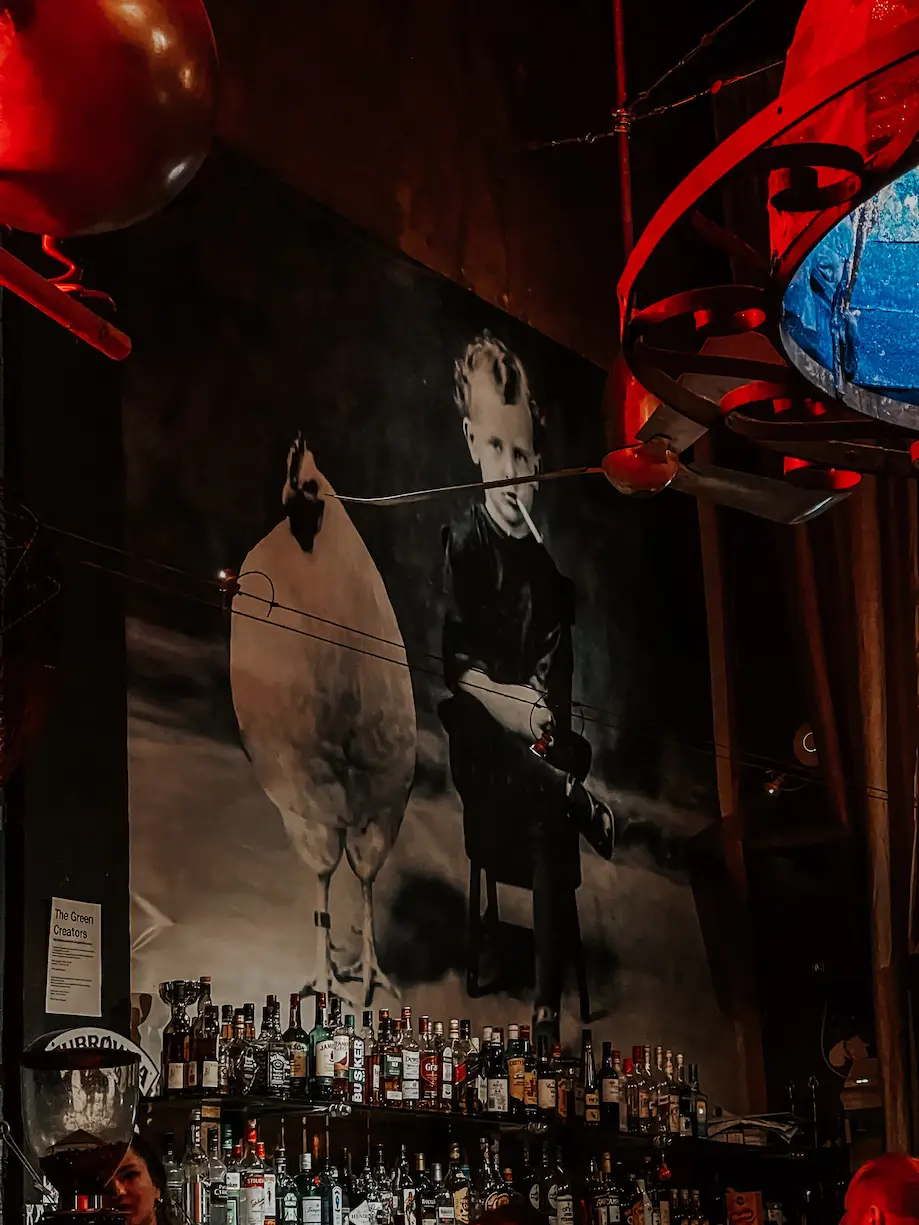 Quadro de frango na Book Coperativa, bar anarquista em Atenas