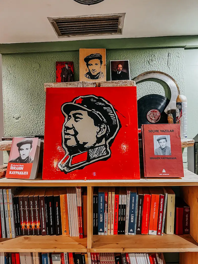 Poster de Mao em bar no bairro Exarcheia