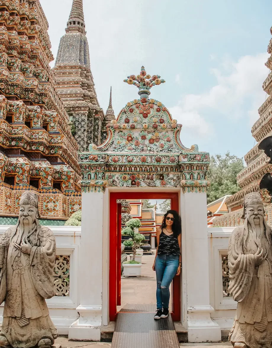 Autora no templo de Wat Pho, em Bangkok, na Tailândia