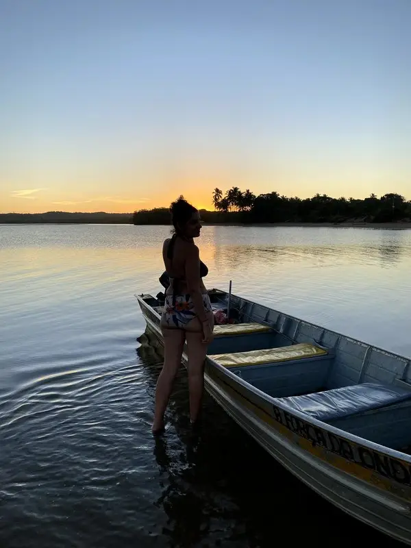 Autora em frente ao rio das contas em Itacaré, BA