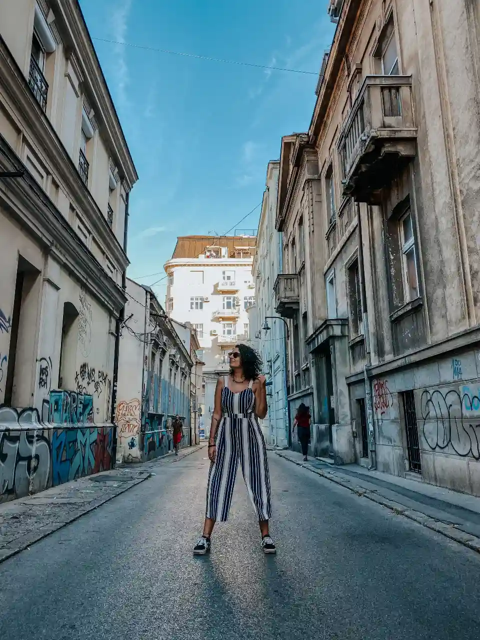 Autora em um beco em Belgrado, Sérvia