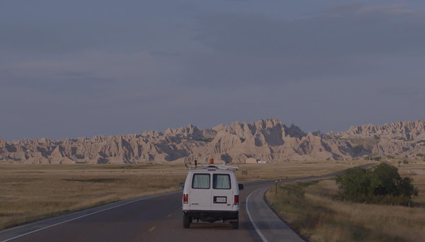 Cena de trailer andando em uma estrada deserta nos Estados Unidos