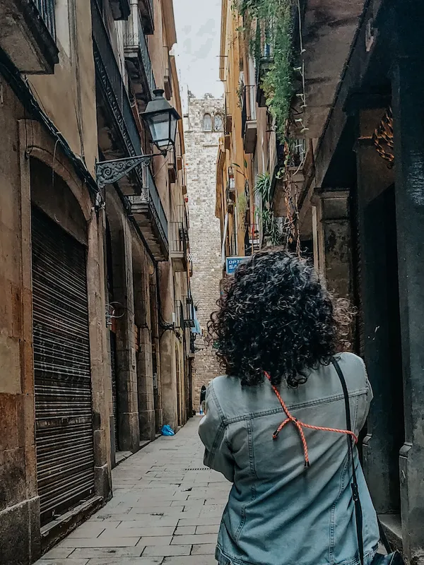 Natália Becattini flanando pelas ruas de barcelona