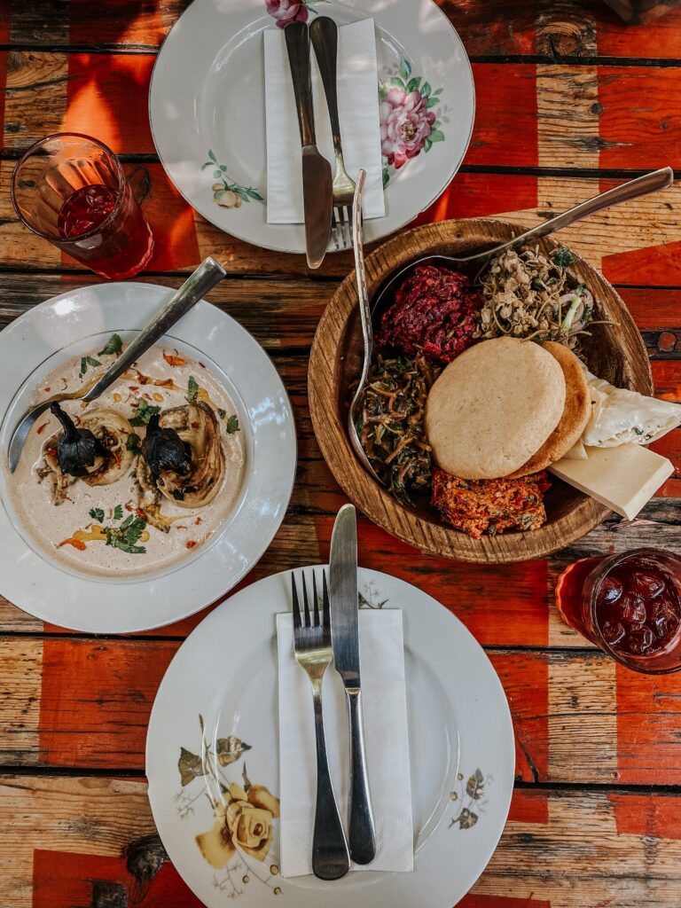 Mesa posta com comida georgiana