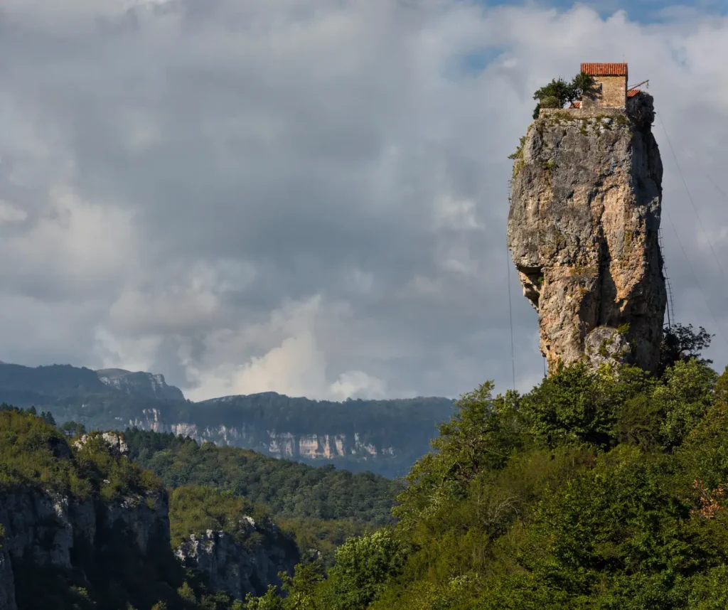 Paisagens da Geórgia: igraja no topo de rocha em Katskhi Pillar