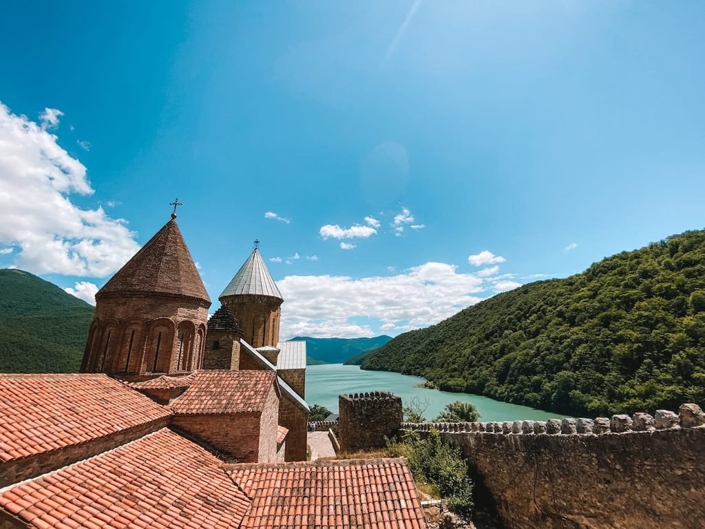 Reservat&oacute;rio Zhinvali e Fortaleza de Ananuri, Estrada Militar da Georgia 