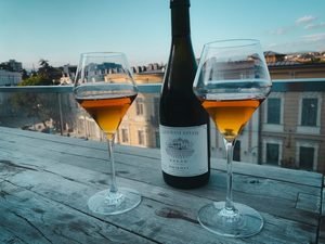 A Rota do Vinho na Ge&oacute;rgia: O M&eacute;todo Ancestral Qvevri e as Vin&iacute;colas de Kakheti